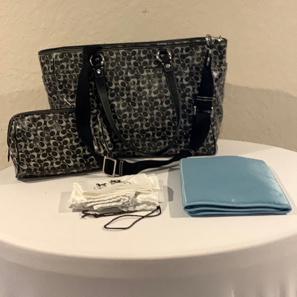 Coachbag (authentic)g length 19 height 11 wide 6